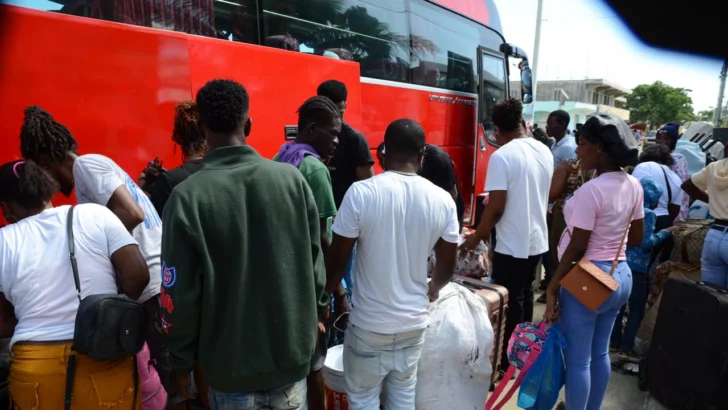 600 haitianos retornan a su país en cuarta caravana organizada por su embajada 600 haitianos retornan a su país en cuarta caravana organizada por su embajada