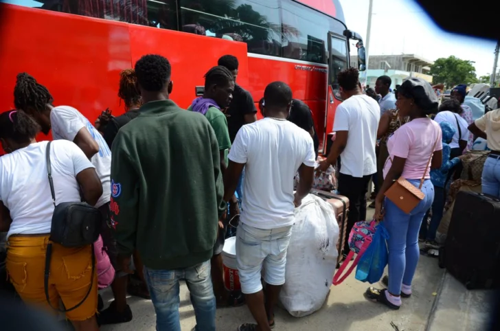 600 haitianos retornan a su país en cuarta caravana organizada por su embajada
