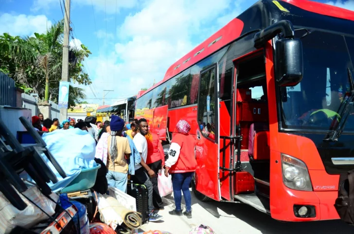 600 haitianos retornan a su país en cuarta caravana organizada por su embajada