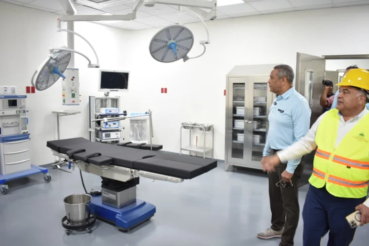Supervisan avance construcción hospital San Vicente de Paúl