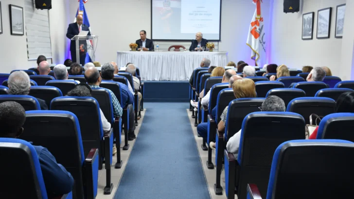 Realizan conferencia “Las narrativas del 30 de mayo”