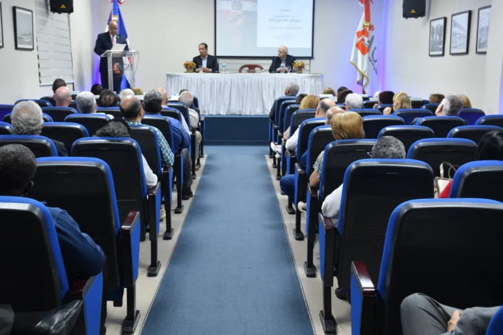Realizan conferencia “Las narrativas del 30 de mayo”