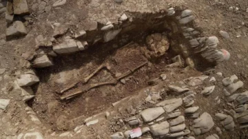 Esqueletos en posiciones inusuales y artefactos inesperados: el cementerio medieval de Gales que intriga a los científicos
