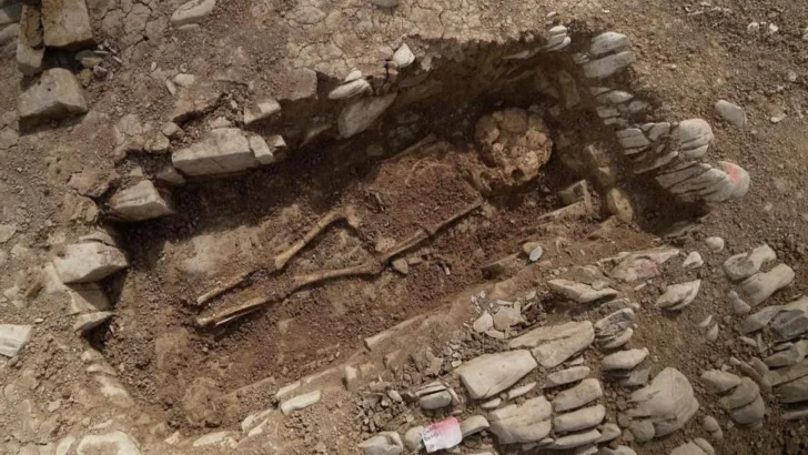 Esqueletos en posiciones inusuales y artefactos inesperados: el cementerio medieval de Gales que intriga a los científicos