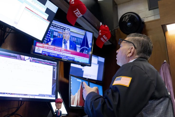 Wall Street cierra en rojo zarandeada por amenazas comerciales de Trump a la UE y a Apple