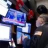 Wall Street abre en rojo, lastrado por cambios arancelarios de Trump y aumento del paro