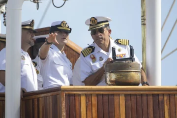  SANTO DOMINGO (REPÚBLICA DOMINICANA), 19/05/2025.- El buque escuela de la Armada española Juan Sebastián de Elcano, en el que se está formando la heredera de la corona española, Leonor de Borbón (c), cuando llegó al puerto de Punta Torrecilla como parte del 97 crucero de instrucción que recorre América Latina y el Caribe (República Dominicana). EFE/ Orlando Barría