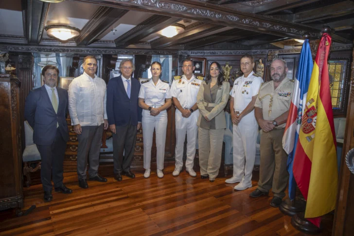  SANTO DOMINGO (REPÚBLICA DOMINICANA), 20/05/2025.- Autoridades invitadas a un almuerzo en el buque escuela de la Armada española Juan Sebastián de Elcano, en el que se está formando la heredera de la corona española, Leonor de Borbón (c), este martes en Santo Domingo (República Dominicana). EFE/Orlando Barría