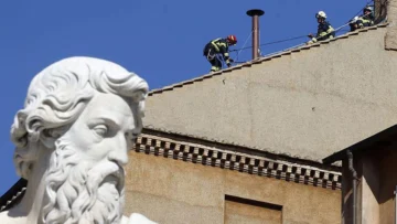 El complejo proceso para crear humo negro o blanco durante el cónclave y por qué el Vaticano no quiere simplificarlo