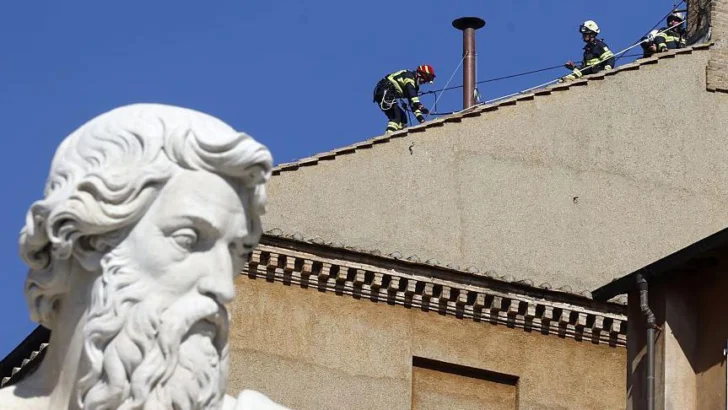 El complejo proceso para crear humo negro o blanco durante el cónclave y por qué el Vaticano no quiere simplificarlo