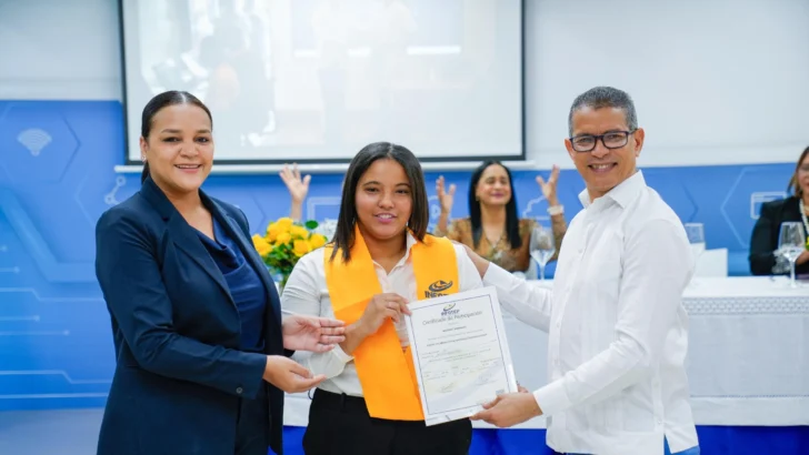 Infotep certifica a adolescentes con discapacidad auditiva en diseño de artículos promocionales