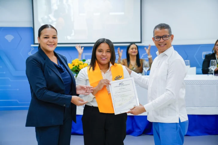 Infotep certifica a adolescentes con discapacidad auditiva en diseño de artículos promocionales