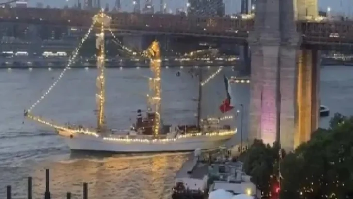 El Buque Escuela Cuauhtémoc, de bandera mexicana, chocó contra el puente de Brooklyn
