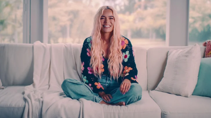 'Es que los latinos no somos gente, ¿o qué?': el homenaje a la comunidad latina que hace Karol G en su documental de Netflix