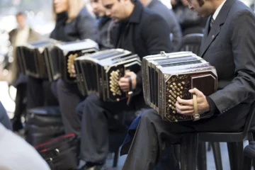  Cien intérpretes de bandoneón que se reunieron para homenajear al célebre bandoneonista Aníbal Troilo, en Buenos Aires, Argentina, el 7 de julio de 2014.