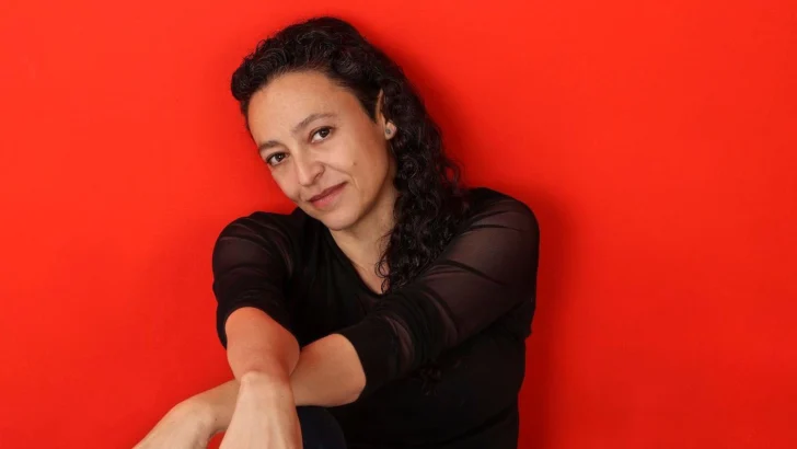 '¿Escudarnos en la infancia nos hace cómplices?': la pregunta con que Lina Meruane reflexiona sobre su niñez en el Chile de Pinochet