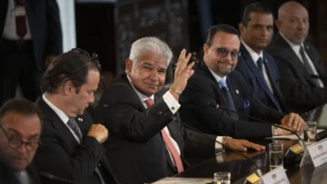 Presidente de Panamá exige a trabajadores de bananera de EE. UU. levantar bloqueos