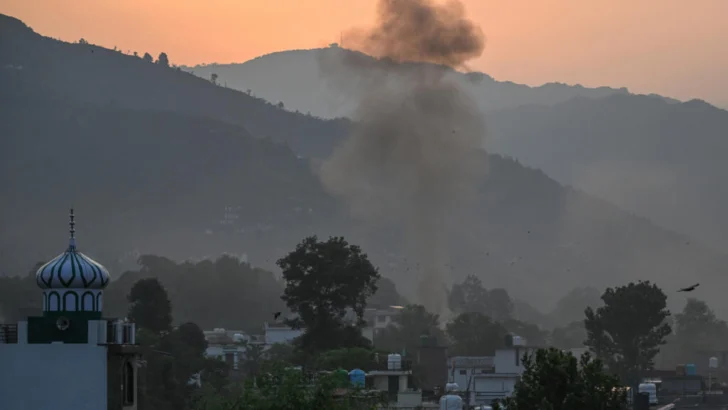 Enfrentamiento entre India y Pakistán deja decenas de civiles muertos