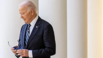 'Se discutió poner al presidente en una silla de ruedas':  el libro que denuncia el encubrimiento del deterioro del presidente Biden de cara a las elecciones en EE.UU. (y qué dicen sus defensores)