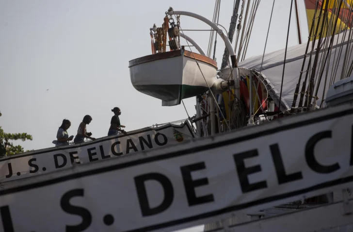  AME8597. SANTO DOMINGO (REPÚBLICA DOMINICANA), 21/05/2025.- Personas visitan el buque escuela de la Armada española Juan Sebastián de Elcano este miércoles, en Santo Domingo (República Dominicana). El buque escuela de la Armada española Juan Sebastián de Elcano llegó a Santo Domingo con la heredera de la corona española, la princesa Leonor, a bordo, y permanecerá recalado en la capital dominicana hasta el próximo sábado. EFE/ Orlando Barría
