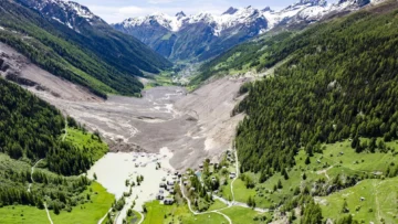 Las impresionantes imágenes que muestran cómo quedó el pueblo suizo sepultado por el derrumbe de un glaciar
