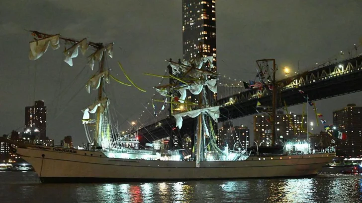 Un buque escuela mexicano colisiona con el puente de Brooklyn en Nueva York