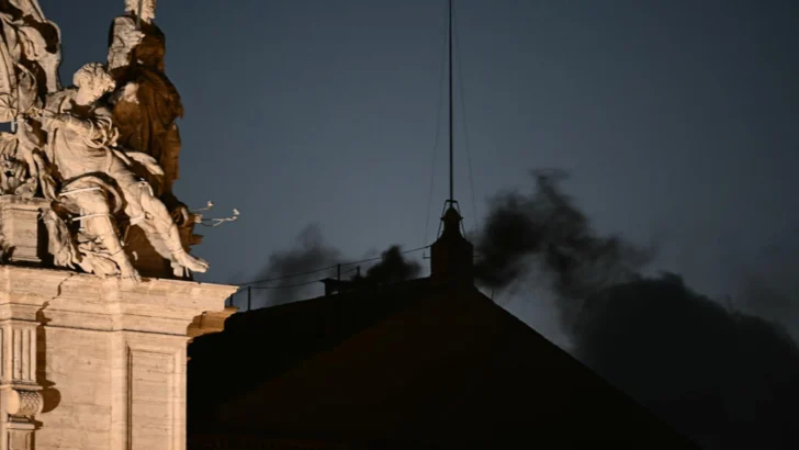 Fumata negra: los cardenales no logran elegir al nuevo papa en el primer intento