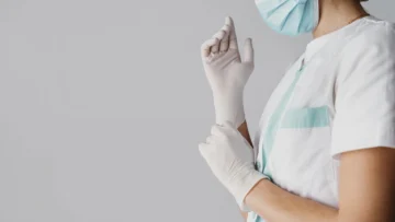 OMS alerta sobre uso excesivo de guantes médicos y aconseja priorizar el lavado de manos