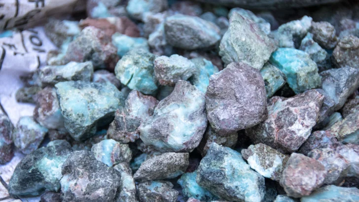 Detrás de la piedra azul: el larimar dinamiza el turismo en Barahona