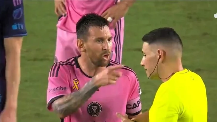 Messi no sale de la etapa de fingir, reclamar y culpar a los árbitros Messi no sale de la etapa de fingir, reclamar y culpar a los árbitros