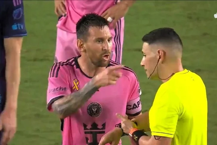 Messi no sale de la etapa de fingir, reclamar y culpar a los árbitros