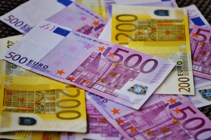 El euro baja a 1,1350 dólares tras datos de EEUU y la baja inflación en Francia
