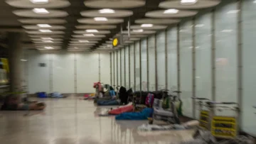 De aquí me sacan, pero al calabozo: el drama de los migrantes atrincherados en el aeropuerto de Madrid