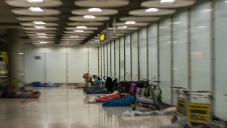 De aquí me sacan, pero al calabozo: el drama de los migrantes atrincherados en el aeropuerto de Madrid