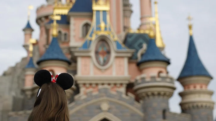 Detenido el organizador de una falsa boda con una niña de 9 años en Disneyland París