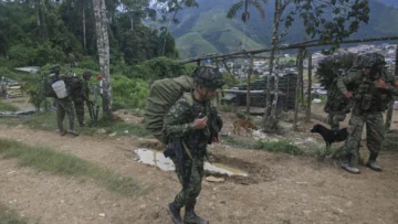 Una treintena de soldados colombianos permanecen retenidos por pobladores en el Cauca