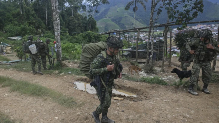 Una treintena de soldados colombianos permanecen retenidos por pobladores en el Cauca