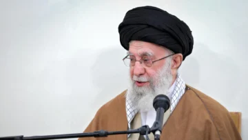 Alí Jamenei, el implacable líder iraní que se enfrenta a una lucha por la supervivencia