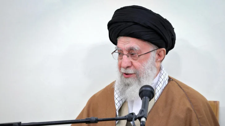 Alí Jamenei, el implacable líder iraní que se enfrenta a una lucha por la supervivencia