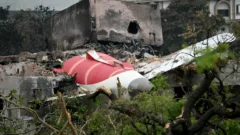 Cadáveres por todas partes: Rescatistas y un único superviviente describen el accidente aéreo en India