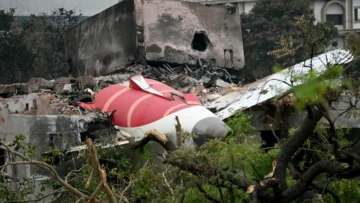 Cadáveres por todas partes: Rescatistas y un único superviviente describen el accidente aéreo en India