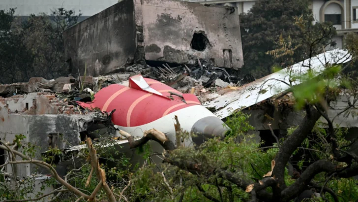 Cadáveres por todas partes: Rescatistas y un único superviviente describen el accidente aéreo en India