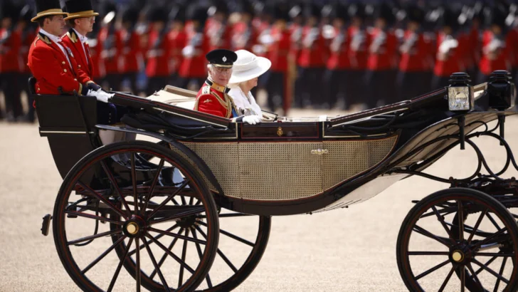 Carlos III rinde homenaje a víctimas del accidente de Air India en desfile por su cumpleaños