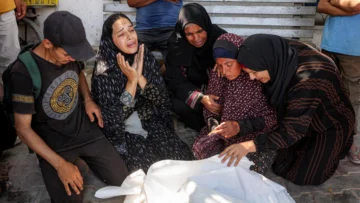Decenas de gazatíes asesinados por el Ejército israelí, varios de ellos cerca a centros de ayuda alimentaria