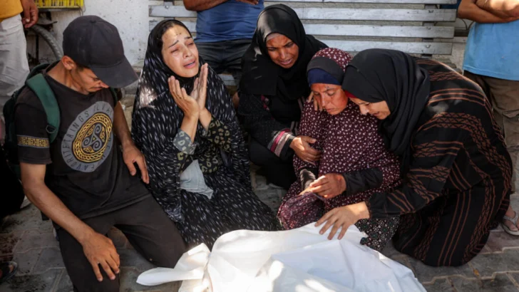 Decenas de gazatíes asesinados por el Ejército israelí, varios de ellos cerca a centros de ayuda alimentaria
