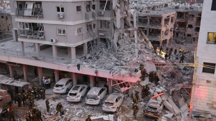 Israel reporta 13 muertos en ataques con misiles iraníes, Teherán bajo las bombas
