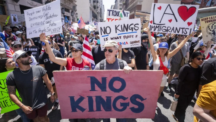 Trump preside inédito desfile militar entre multitudinarias protestas en su contra