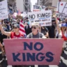 Trump preside inédito desfile militar entre multitudinarias protestas en su contra