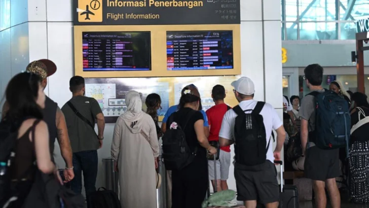Decenas de vuelos cancelados en Bali tras la erupción de un volcán