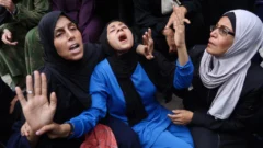 Israel mata a al menos 40 palestinos en Gaza, incluidas decenas que buscaban ayuda alimentaria